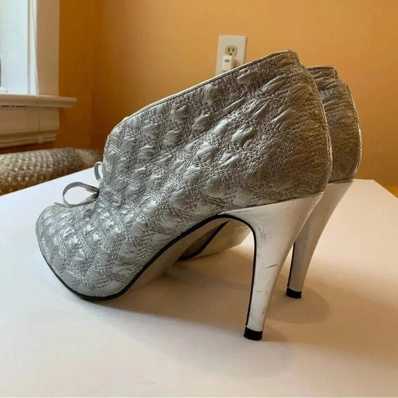XOXO Silver Metallic Heels Size 8 - Picture 6 of 12